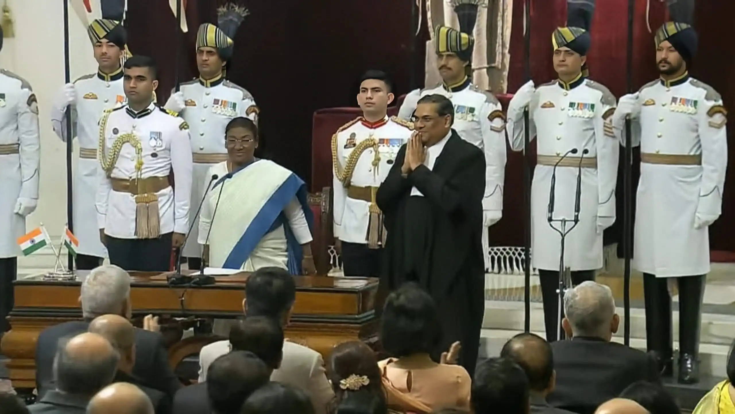 राष्ट्रपति भवन में मुख्य न्यायाधीश ने शपथ