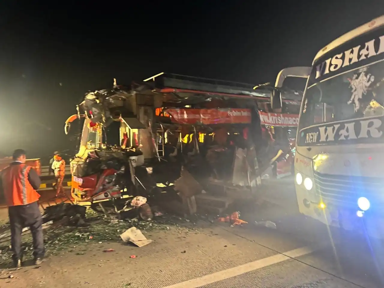 अलीगढ़ में बस और ट्रक की भिड़ंत