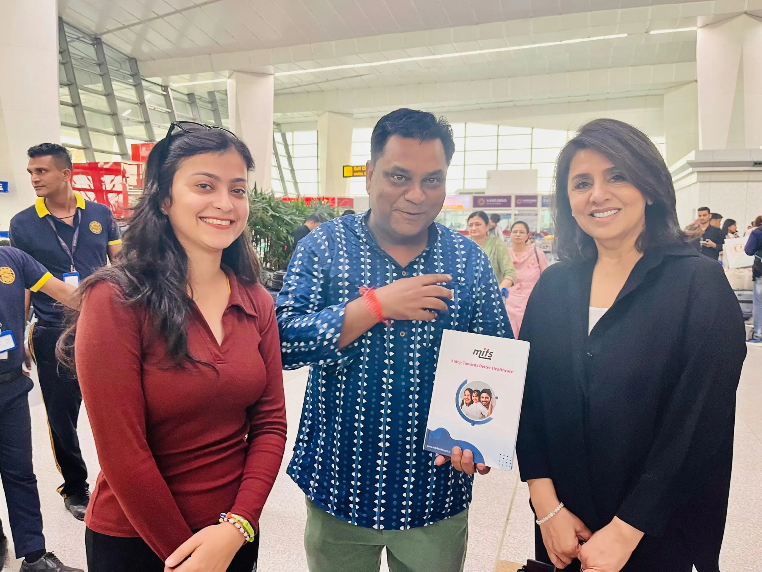 मिट्स ग्रुप के फाउंडर एमके भाटिया और प्रसिद्ध फिल्म अभिनेता ऋषि कपूर की पत्नी नीतू सिंह से दिल्ली एयरपोर्ट पर हुई मुलाकात के दौरान दोनों में फिल्म की स्टोरी पर चर्चा हुई।