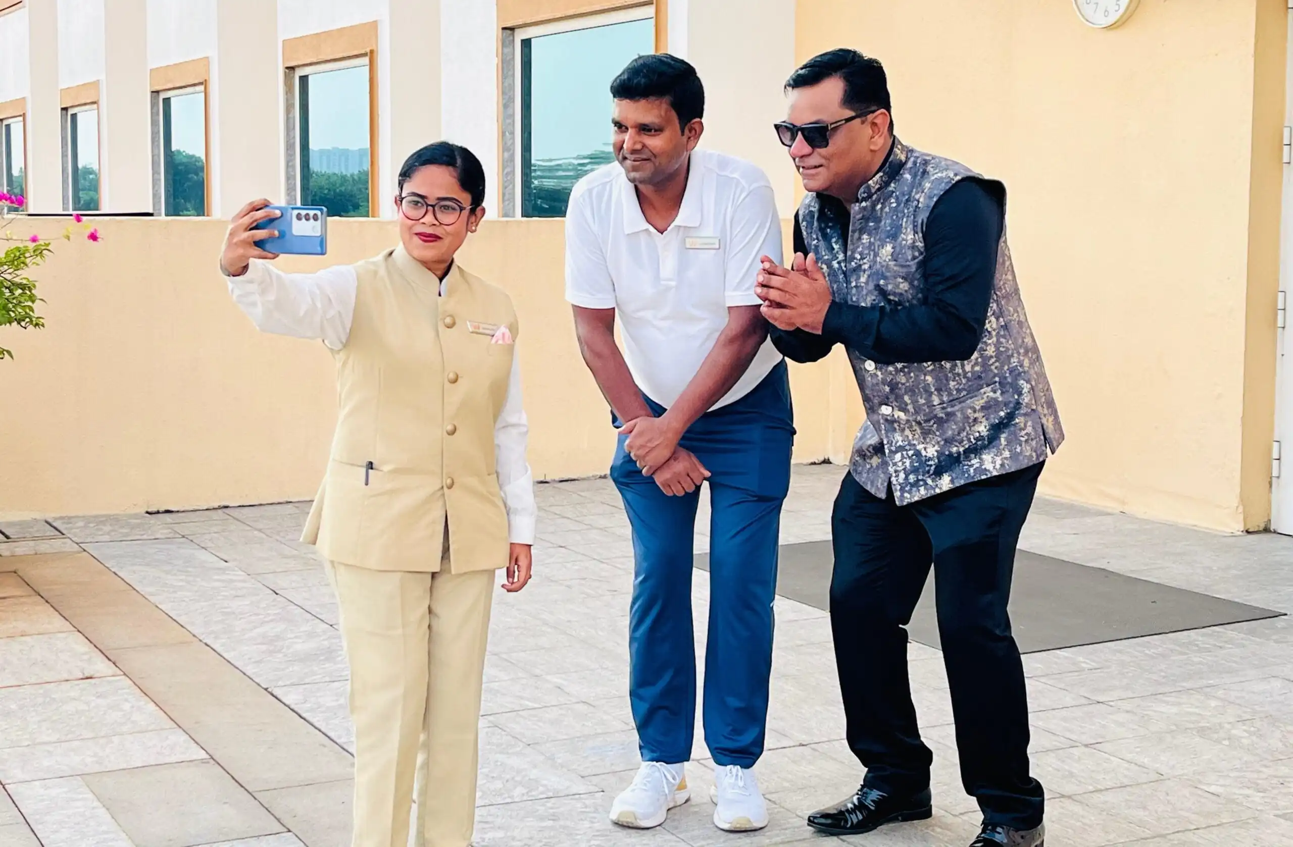 भुवनेश्वर में एमके भाटिया युवती को कर रहे मोटिवेट