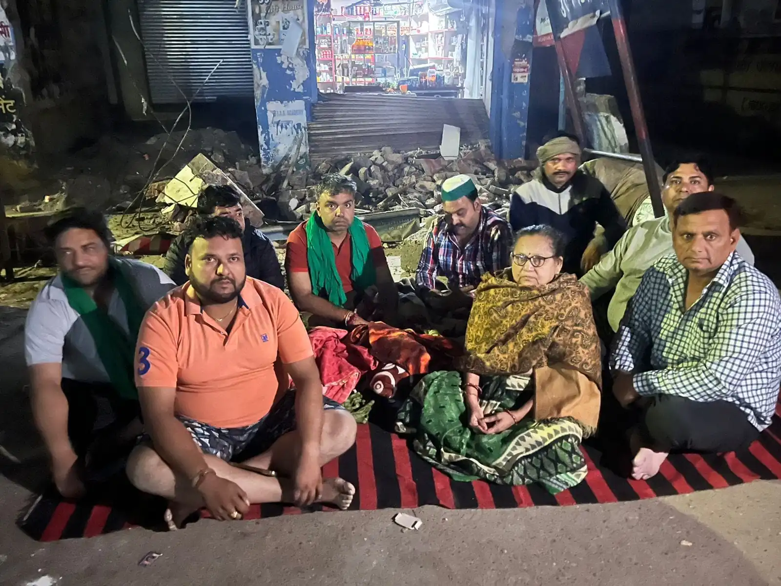 मुजफ्फरनगर में भूमाफिया ने चलाया दुकान पर बुलडोजर