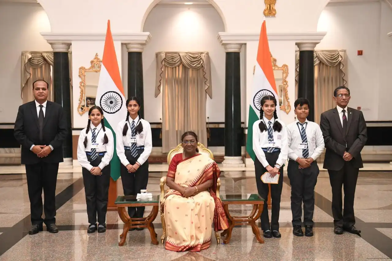 मुजफ्फरनगर के ग्रेन चेम्बर पब्लिक स्कूल के बच्चे राष्ट्रपति से मिले