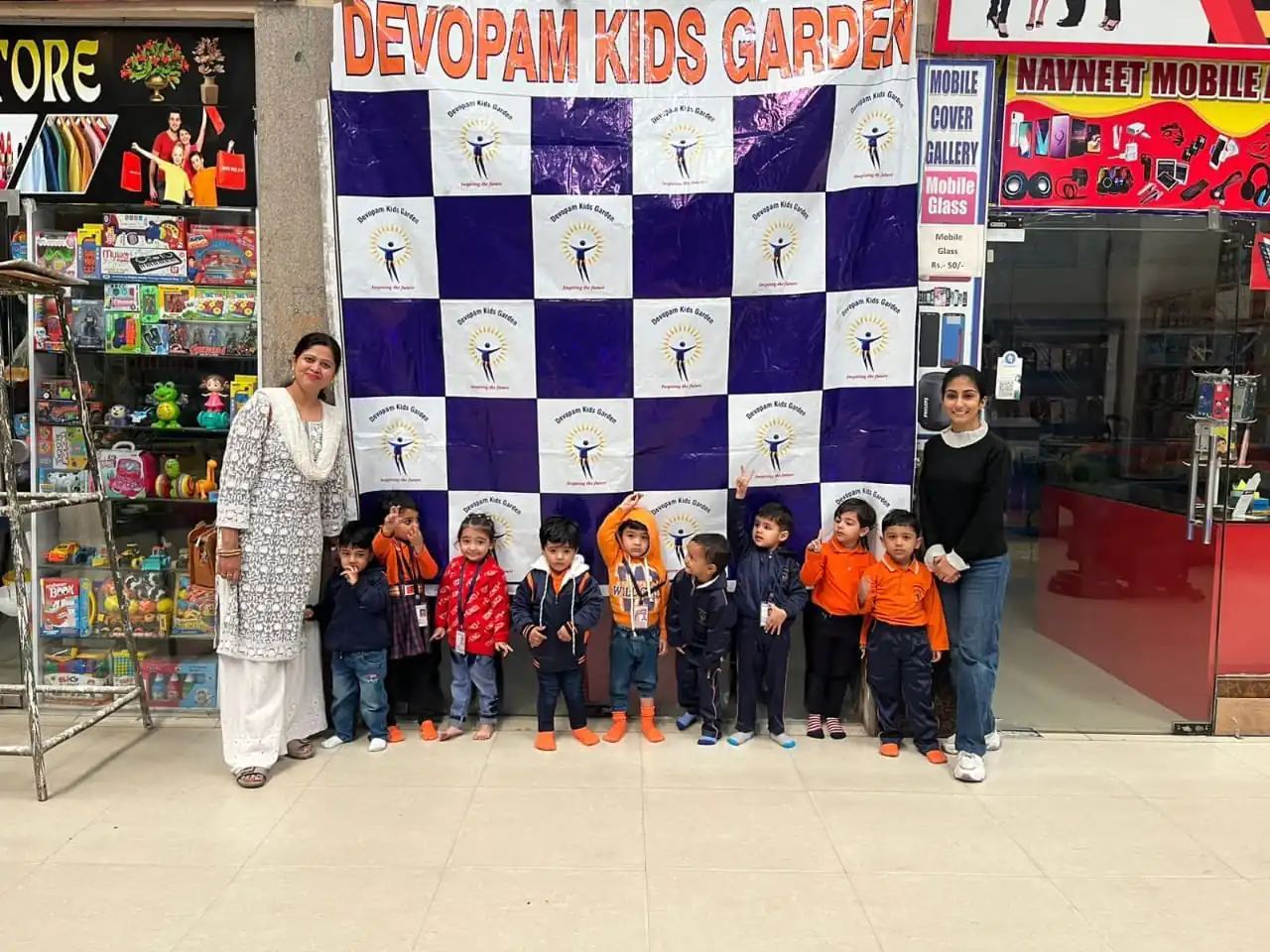 गाँधी कॉलोनी के स्कूल ने बच्चों को घुमाया मॉल