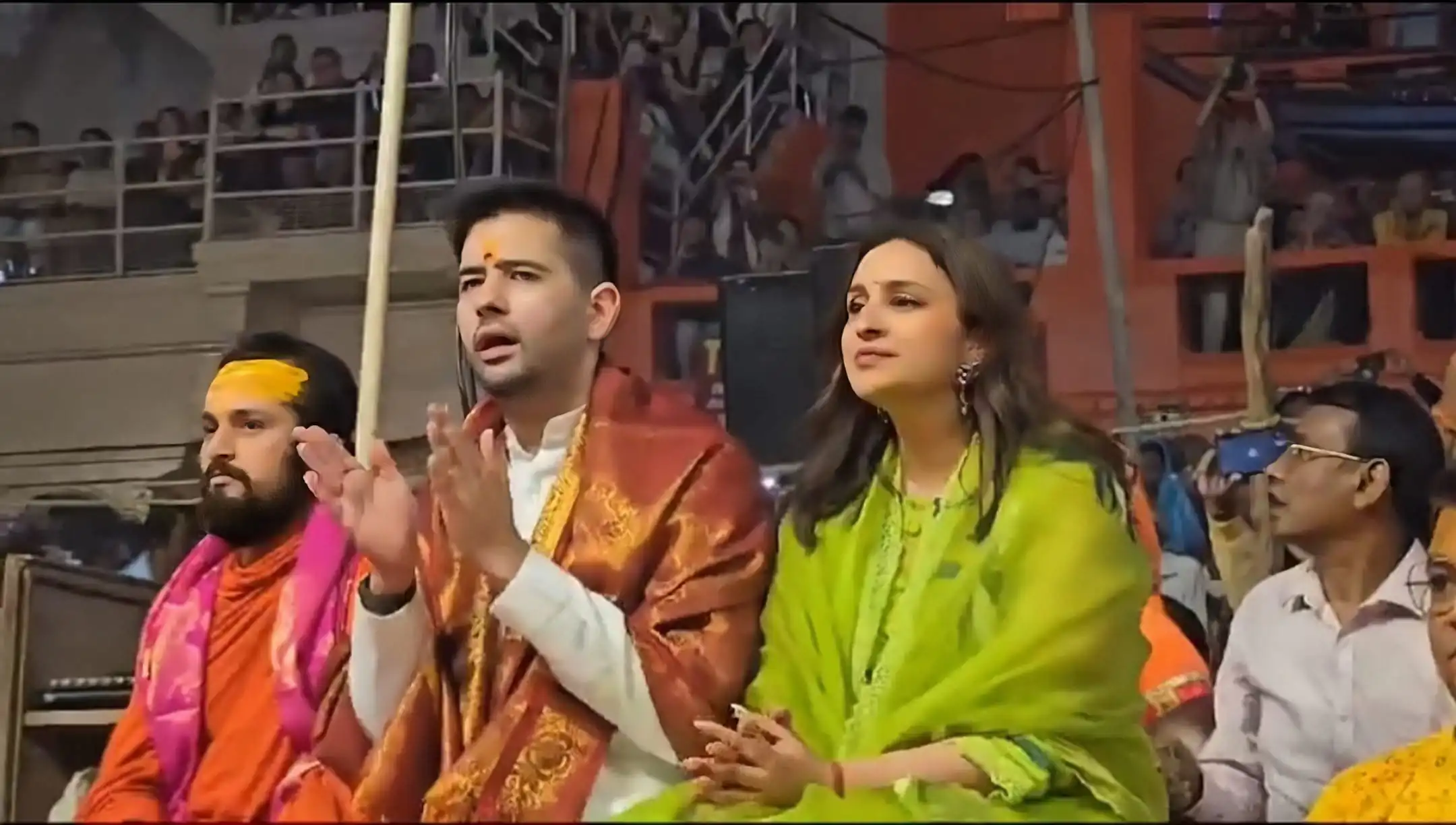 गंगा आरती में पहुँची अभिनेत्री परिणीति चौपड़ा