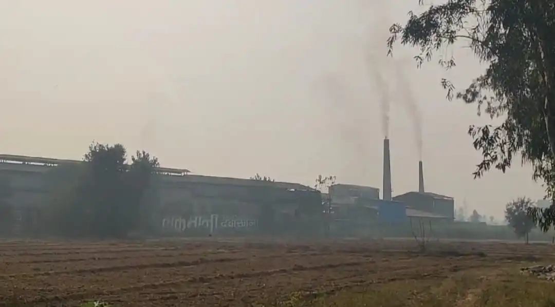 प्रदूषण फैलती चिमनियां