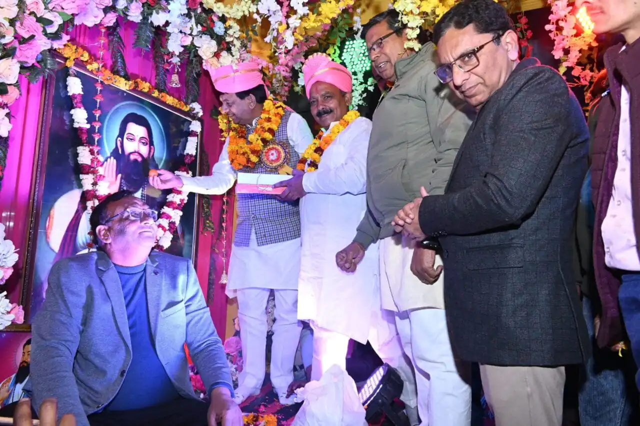 Sant Ravidas' procession was taken out with great enthusiasm in Muzaffarnagar, State Minister Kapil Dev reached the procession and paid his respects