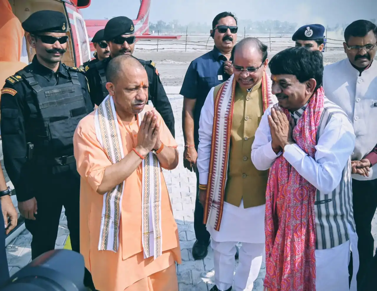 Minister Kapil Dev gave a grand welcome to CM Yogi on his arrival in Hapur and performed puja on the banks of the Ganga.