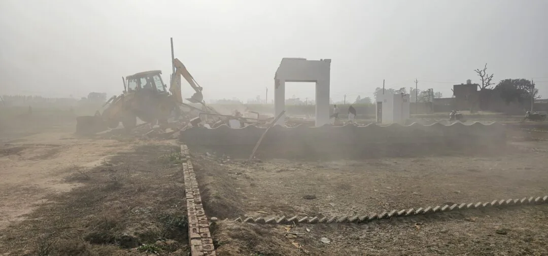 The development authority demolished an illegal colony spread over 39 bighas in Kairana.