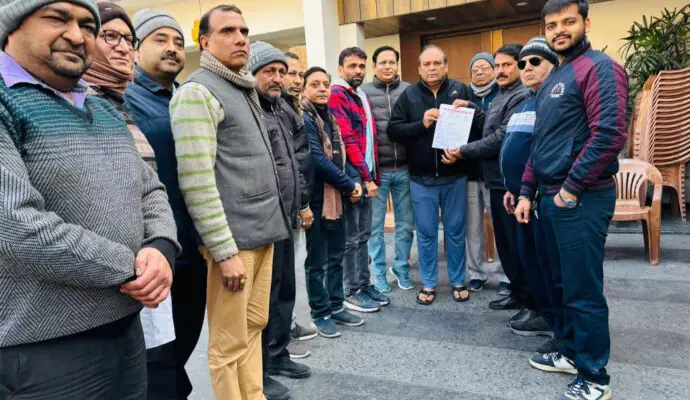 मुज़फ्फरनगर के बन्द पड़े नाले और टूटी सड़कों की शिकायत को लेकर भाजपा नेता से मिले व्यापारी