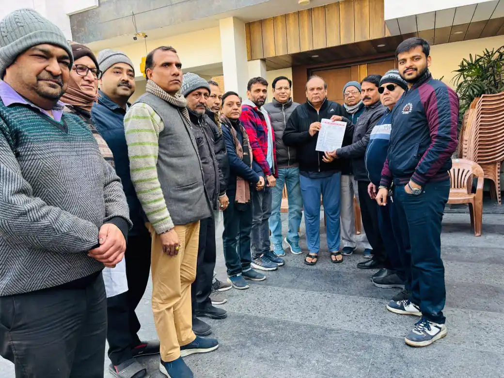 मुज़फ्फरनगर के बन्द पड़े नाले और टूटी सड़कों की शिकायत को लेकर भाजपा नेता से मिले व्यापारी