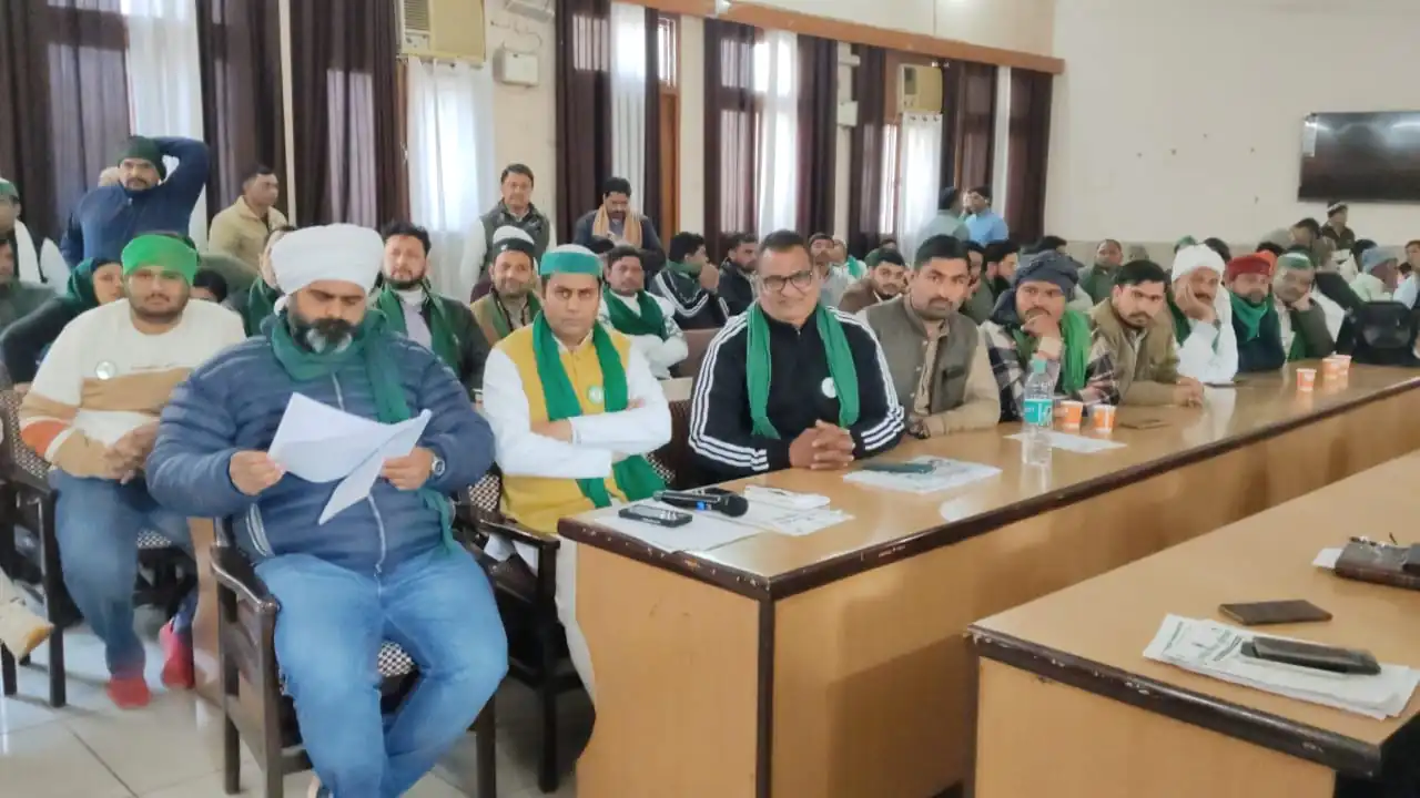 मुज़फ्फरनगर- प्रशासन और किसानों में समस्याओं पर चर्चा, बोले ग्रामीणों के ना काटों चालान