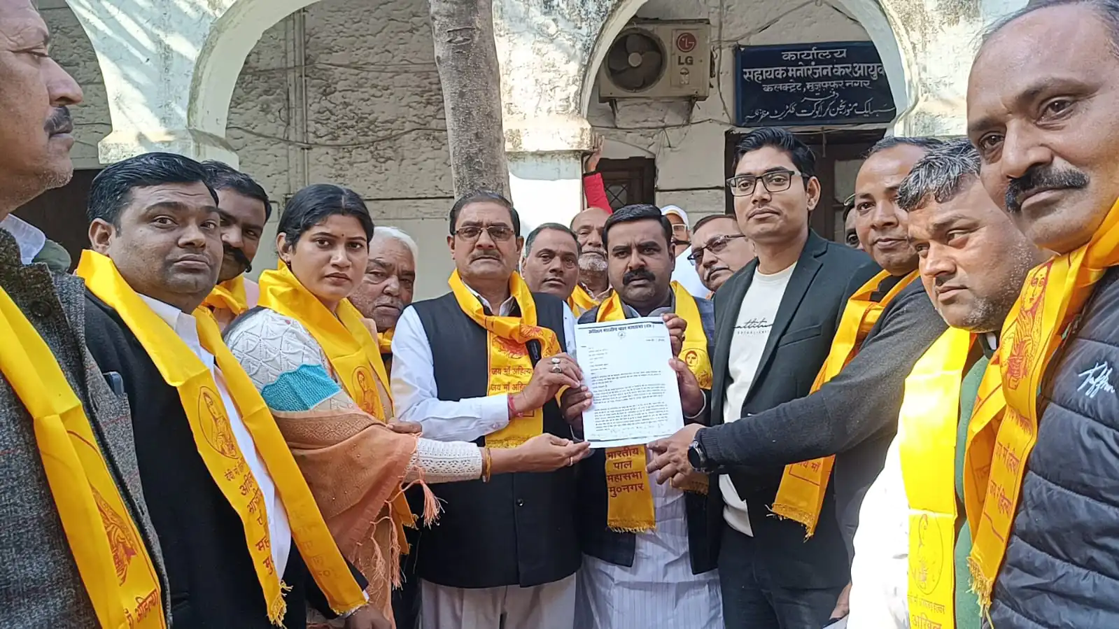 काशी में अहिल्याबाई होल्कर मंदिर से छेड़छाड़ का आरोप, मुजफ्फरनगर में पाल समाज ने कलेक्ट्रेट पर किया जोरदार प्रदर्शन