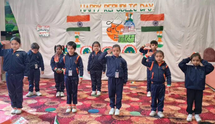 देवोपम स्कूल में गणतंत्र दिवस का आयोजन, बच्चों को मिठाई बांटी