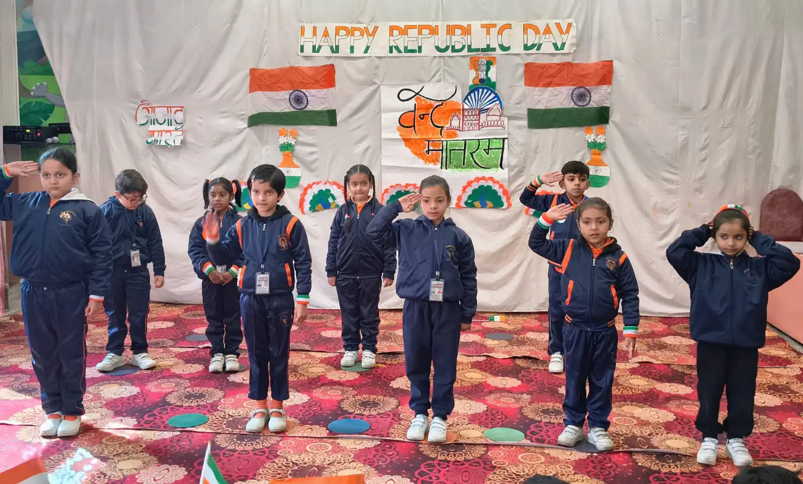 देवोपम स्कूल में गणतंत्र दिवस का आयोजन, बच्चों को मिठाई बांटी