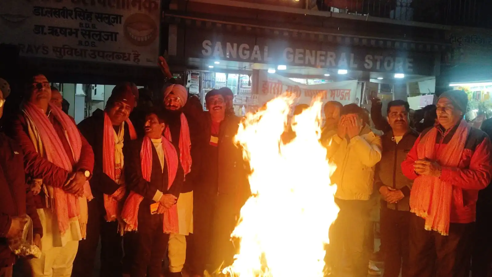 मुज़फ्फरनगर- व्यापारियों ने धूमधड़ाके के साथ झांसी रानी पर मनाया लोहड़ी पर्व, मूंगफली और रेवड़ी बांटी