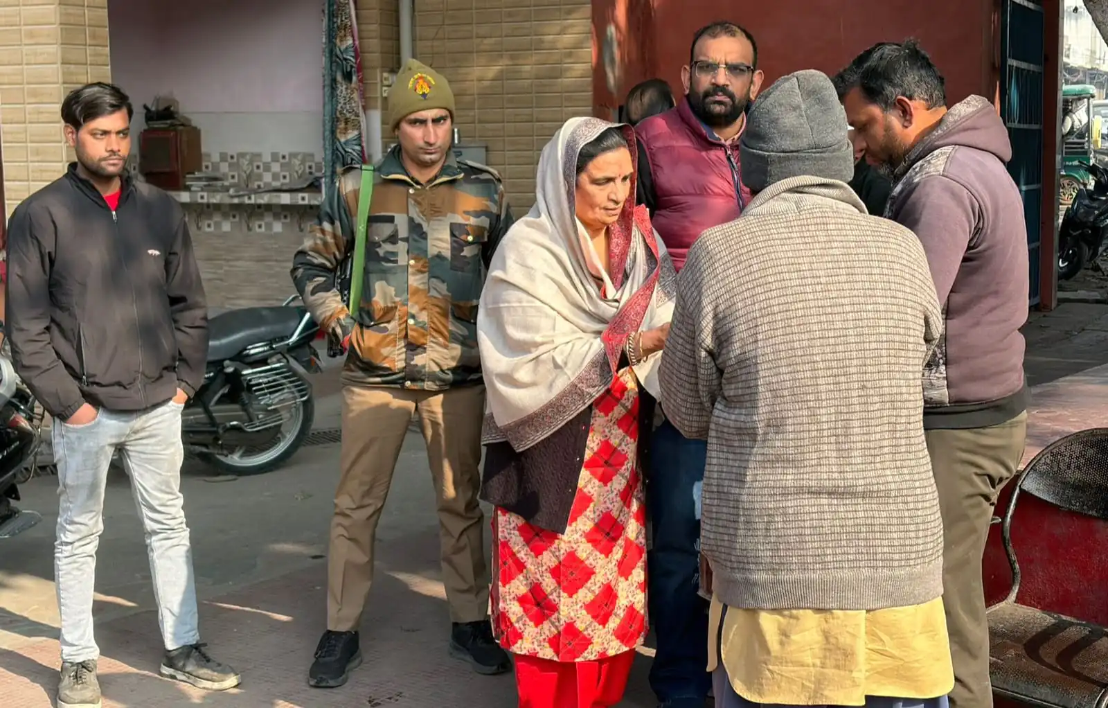 On the occasion of Makar Sankranti festival, the wife of the Muzaffarnagar MP distributed fruits at a leprosy ashram.