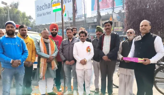 मुज़फ्फरनगर- ​झांसी की रानी चौक पर ऑल इंडिया एंटी करप्शन सर्विस ट्रस्ट ने फहराया तिरंगा