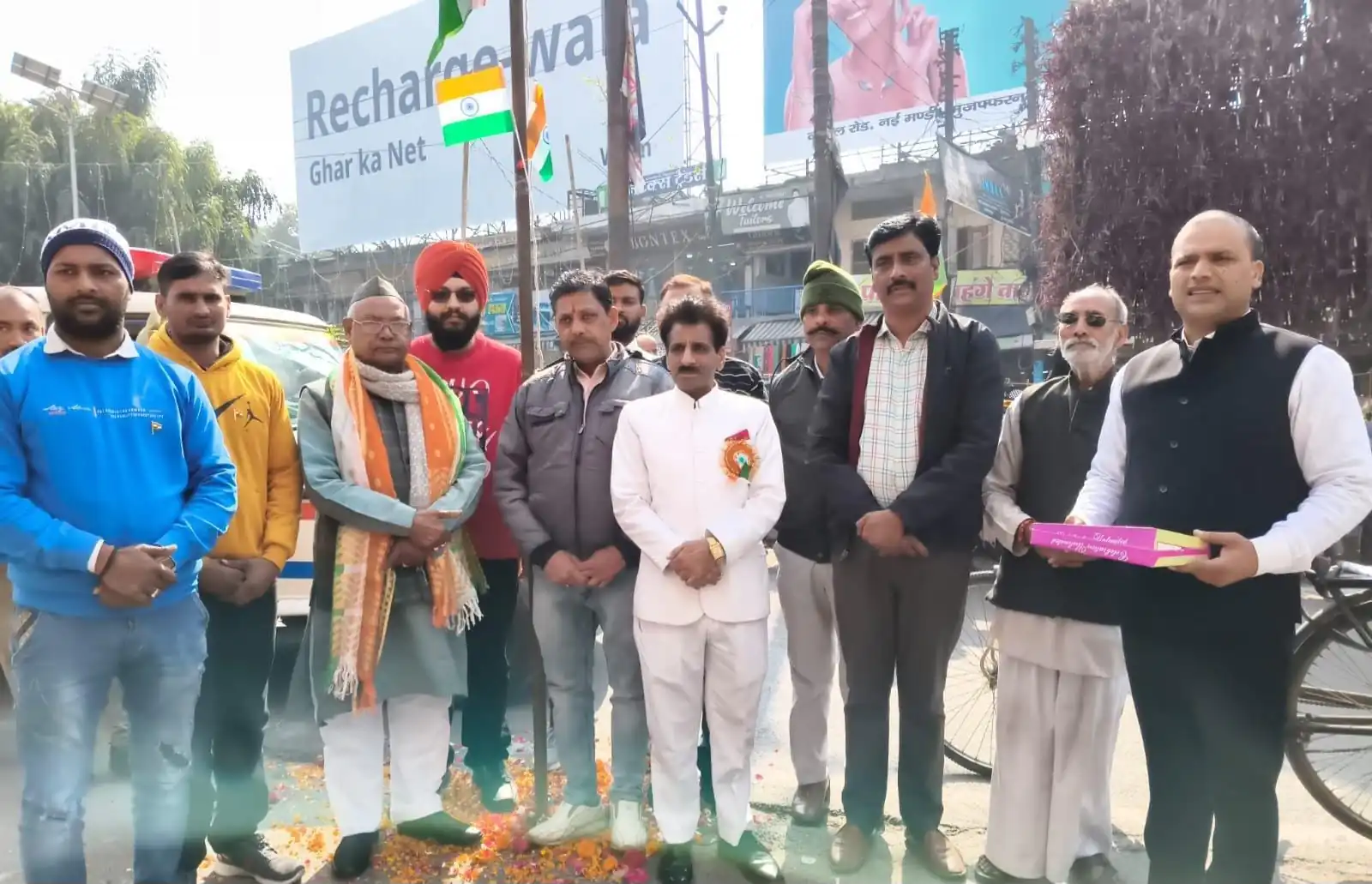 मुज़फ्फरनगर- ​झांसी की रानी चौक पर ऑल इंडिया एंटी करप्शन सर्विस ट्रस्ट ने फहराया तिरंगा