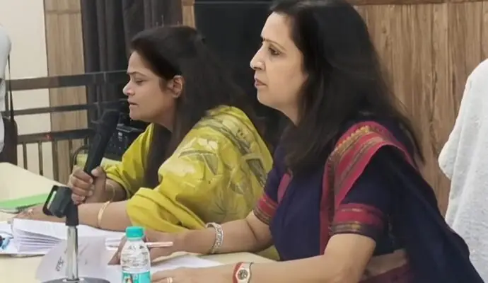 मुज़फ्फरनगर- जन्म व मृत्यु प्रमाण पत्रों के निर्गत करने में आ रही शिकायतों पर लिपिक पर गिरी गाज, चेयरमैन हटाया लिपिक