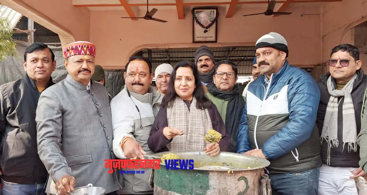 मकर सक्रांति पर धूमधाम से सम्पन्न, नवीन मंडी स्थल पर खिचड़ी का प्रसाद वितरण करते श्रद्धालु