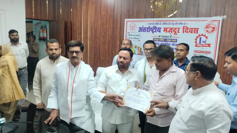 मुजफ्फरनगर- अंतरराष्ट्रीय मजदूर दिवस पर कैबिनेट मंत्री अनिल कुमार ने श्रमिकों और मेधावियों को बांटे प्रमाण-पत्र